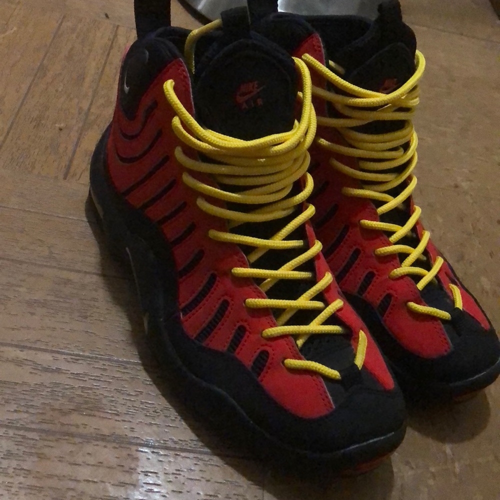 Nike air Bakin (sz 6) boys fits women’s 8
